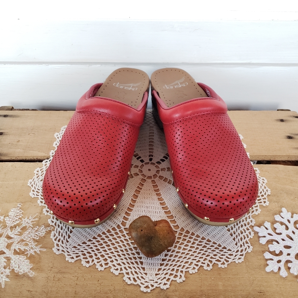 ⚘AvaiLable⚘inQuire!⚘RED Dansko Pro Sonja Perforated Honey Clogs Brass Studs Boho - Picture 4 of 13